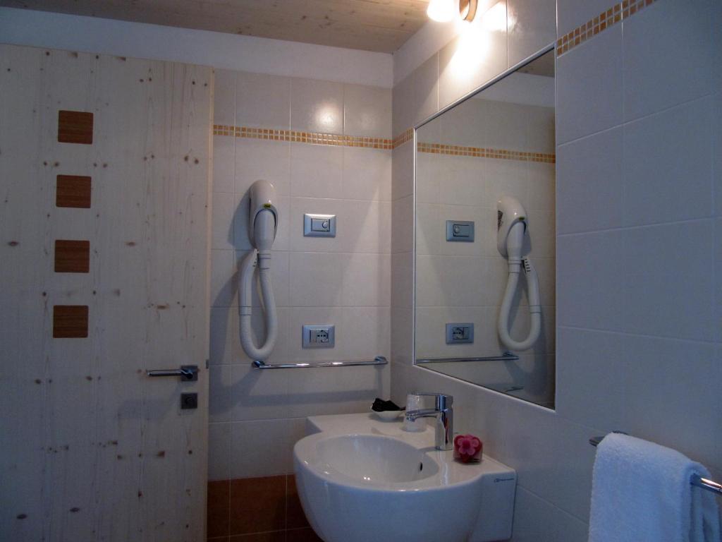 Affittacamere Famiglia Ceschini Tesero Room photo